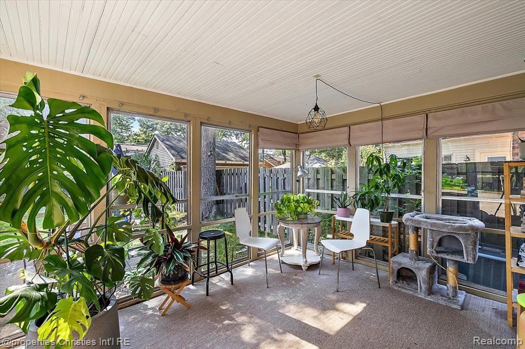 1683 Severn Road Grosse Pointe Woods, MI 48236 - Photo 19 of 47