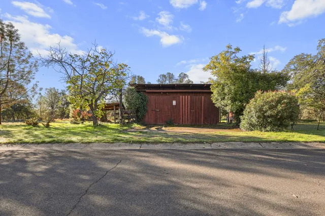 a view of a yard in front of a house