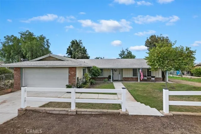 a view of a house with backyard