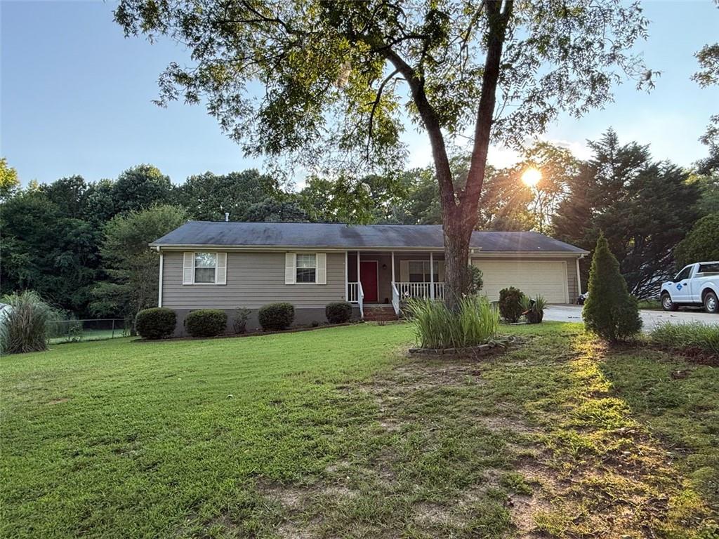 a view of a house with a yard