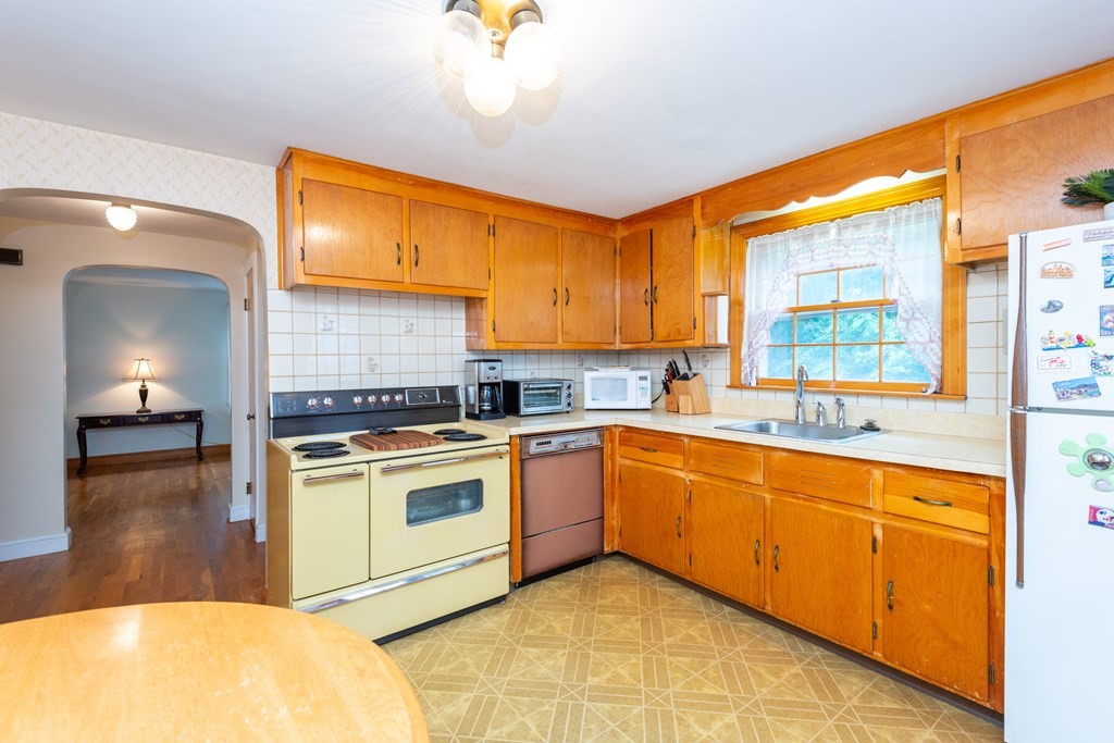 12 Elizabeth Road Stoneham, MA 02180 - Photo 11 of 37 Gallery Image 11