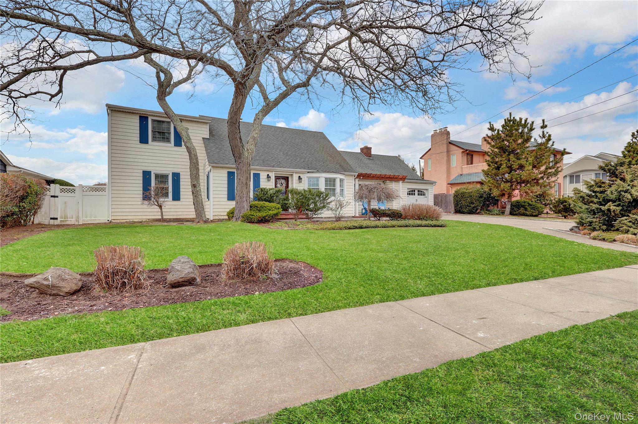 197 Blackheath Road Lido Beach, NY 11561 - Photo 3 of 35