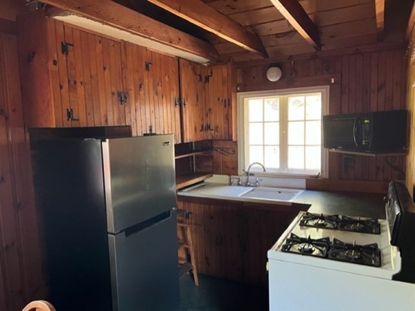 39 Powhatan Road Yarmouth, MA 02664 - Photo 10 of 20 Gallery Image 10