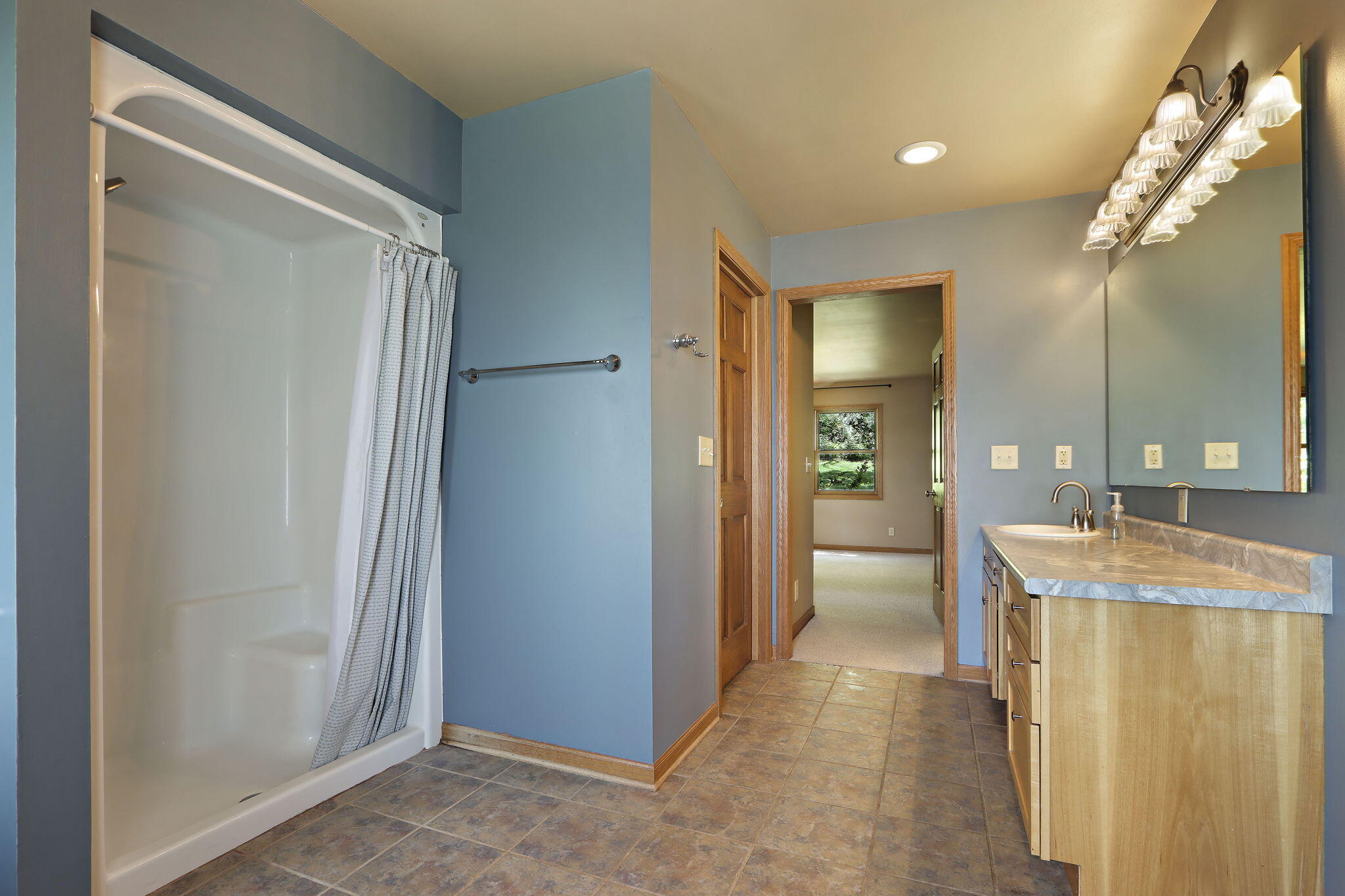 553 Twin Lakes Road Bloomfield, WI 53128 - Photo 17 of 43 Bathroom