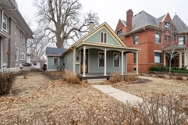 $192,500 | 305 East Chestnut Street, Bloomington, IL 61701