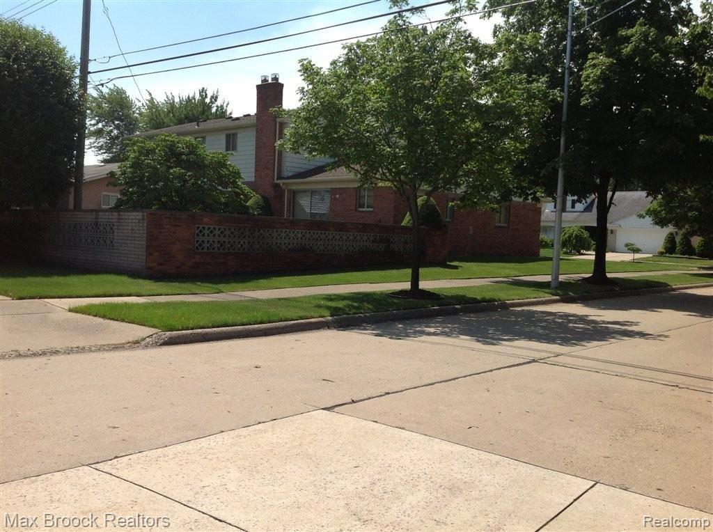 774 Canterbury Road Grosse Pointe, MI 48236 - Photo 3 of 5 PRIVATE YARD