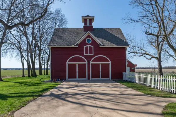 $549,900 | 15501 Indian Prairie Road, White Pigeon, MI 49099