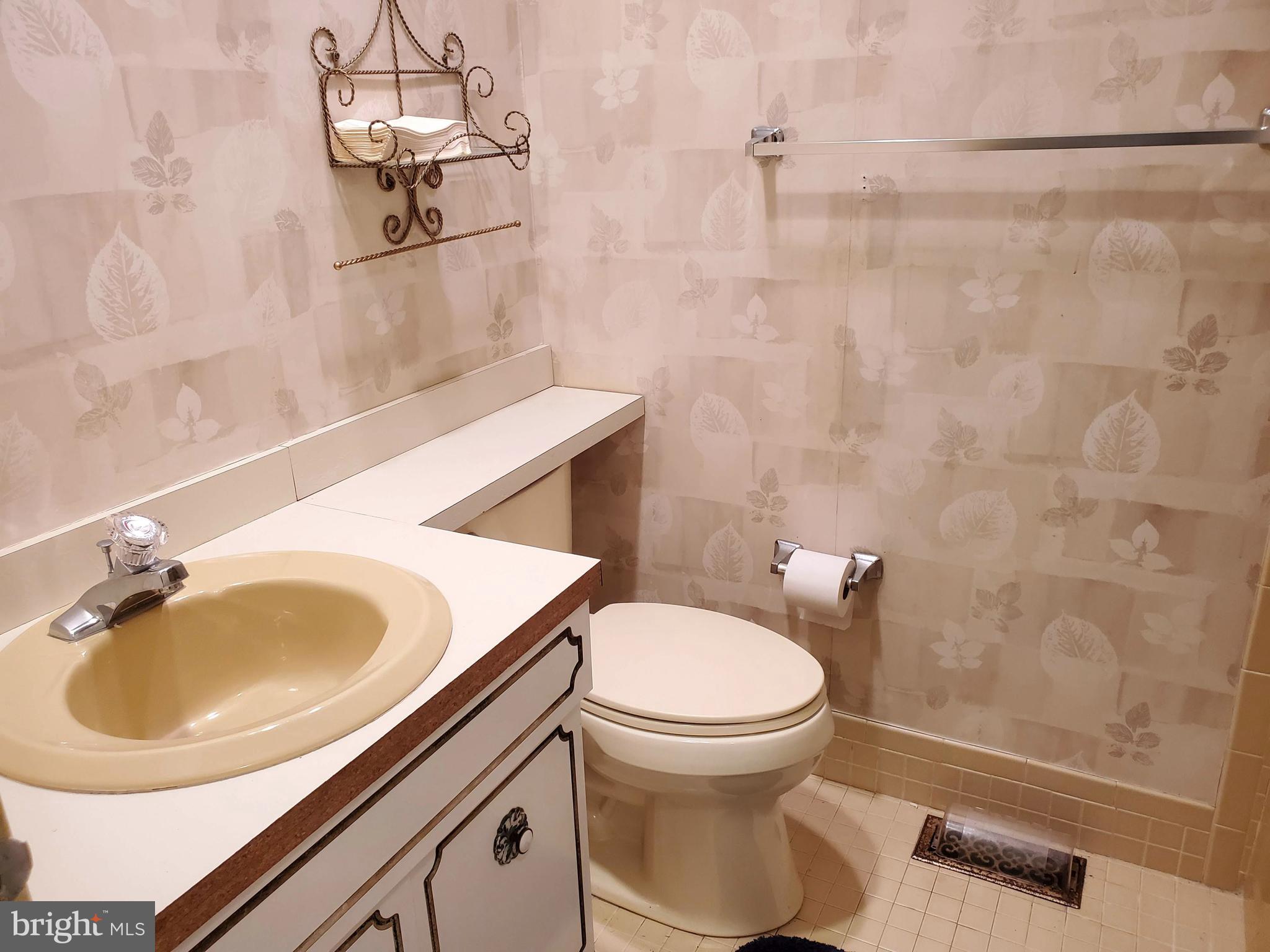 157 Uxbridge, Unit 157 Cherry Hill, NJ 08034 - Photo 8 of 26 Bathroom2