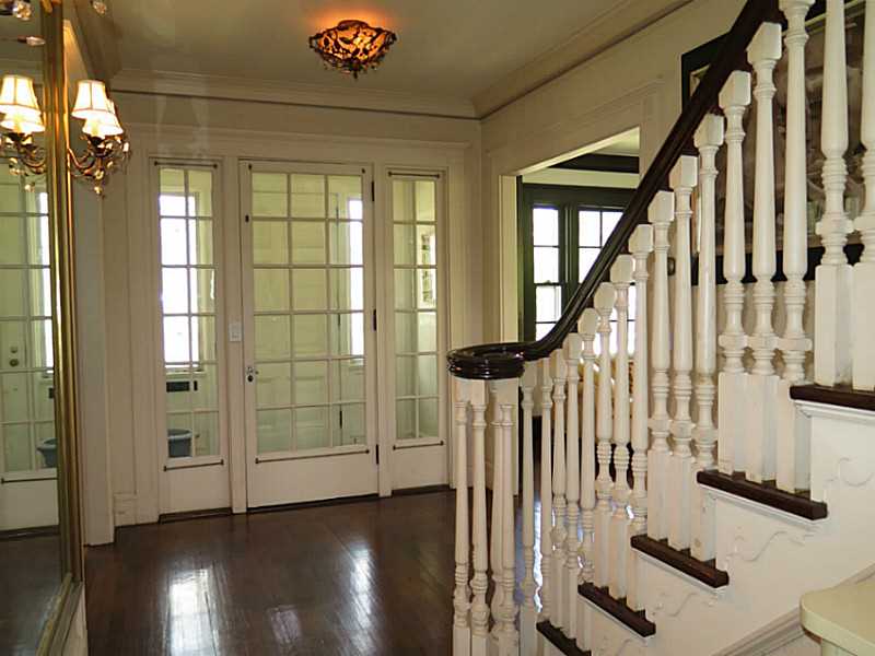 475 Rochambeau Avenue Providence, RI 02906 - Photo 2 of 25 Entry.