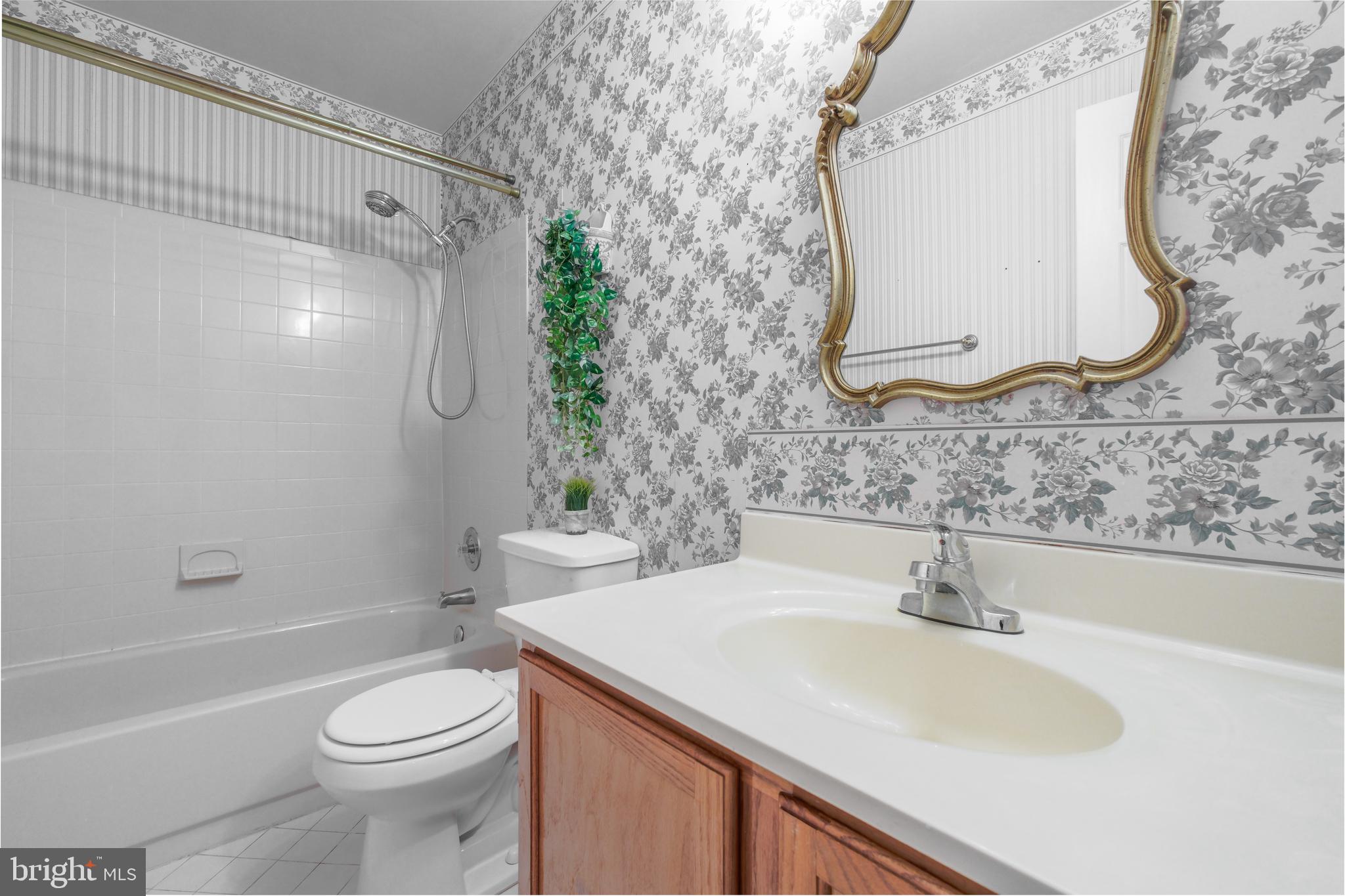 1655 Oak Spring Way Reston, VA 20190 - Photo 32 of 52 shared bathroom on the upper level