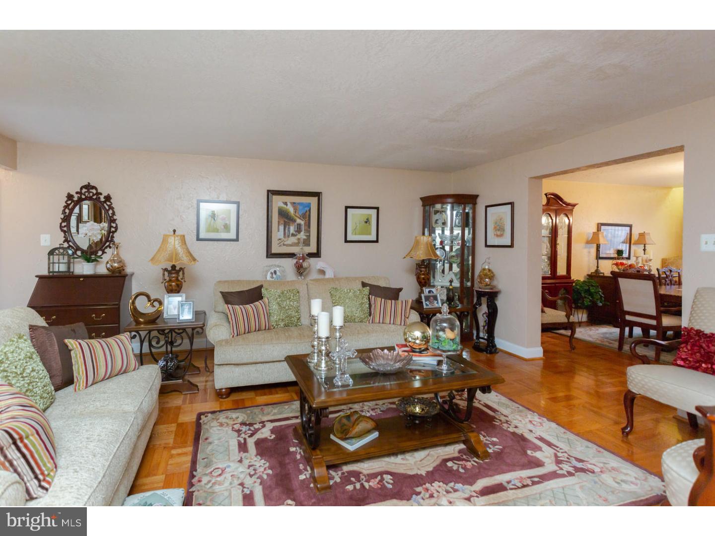 7475 Brockton Road Philadelphia, PA 19151 - Photo 4 of 24 Living Room