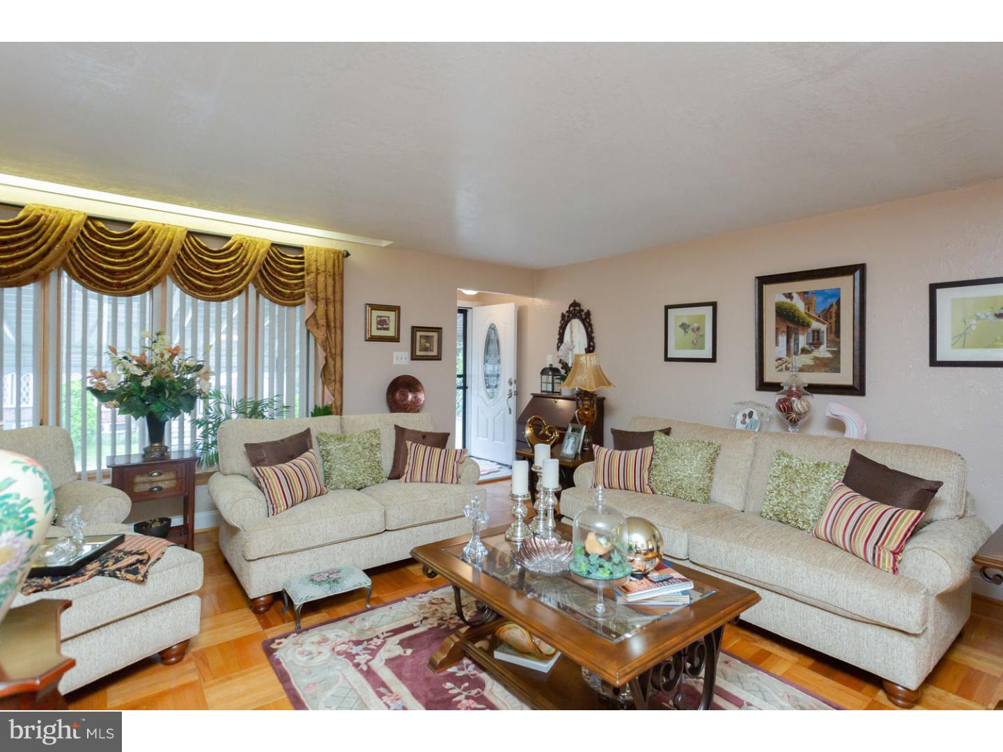 7475 Brockton Road Philadelphia, PA 19151 - Photo 5 of 24 Living Room