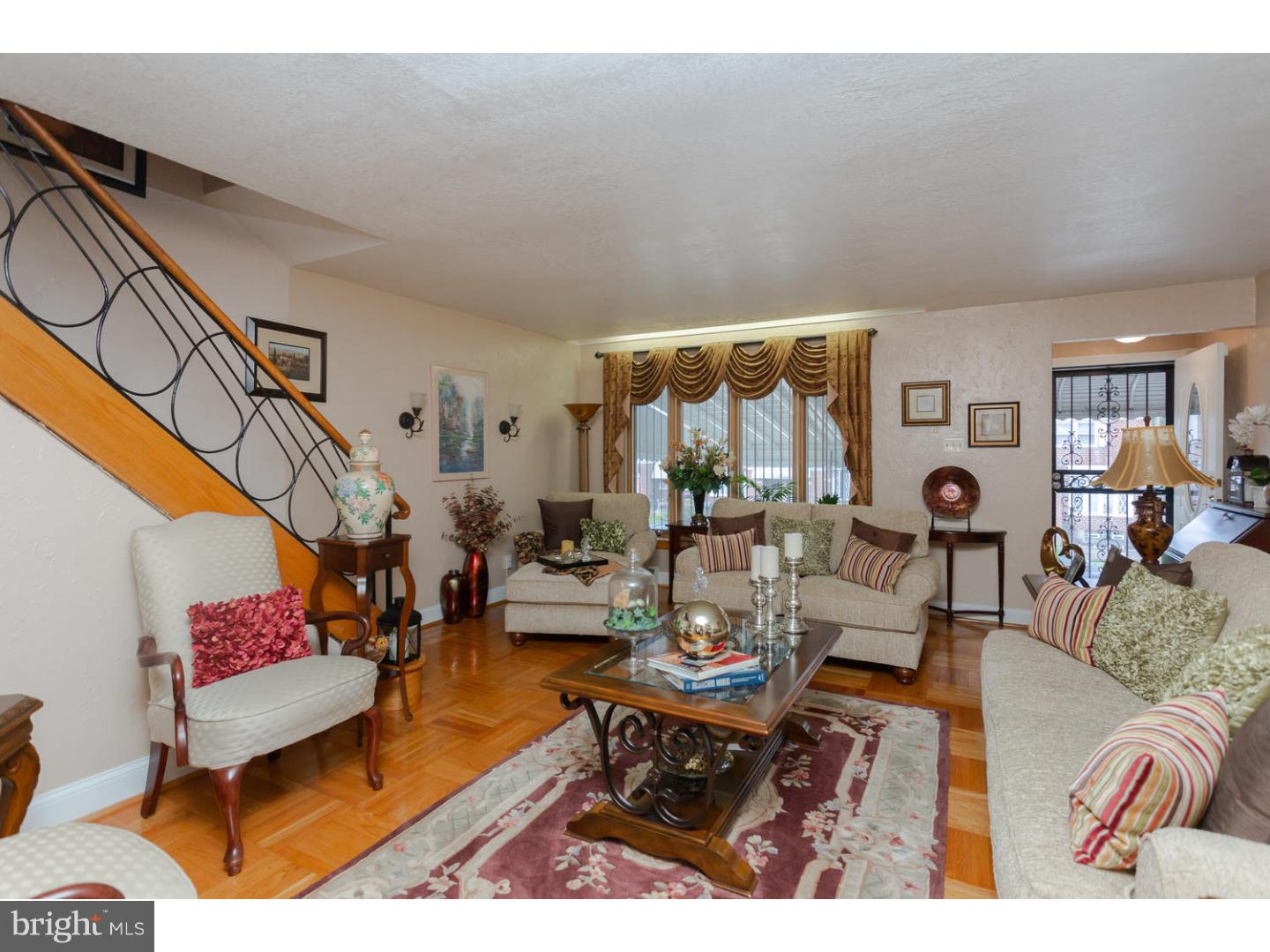 7475 Brockton Road Philadelphia, PA 19151 - Photo 6 of 24 Living Room