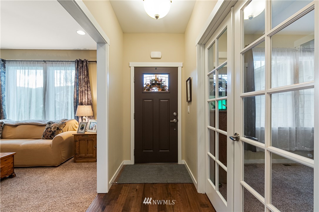 6800 Goodwin Road Everson, WA 98247 - Photo 5 of 40 a living room with furniture and a window