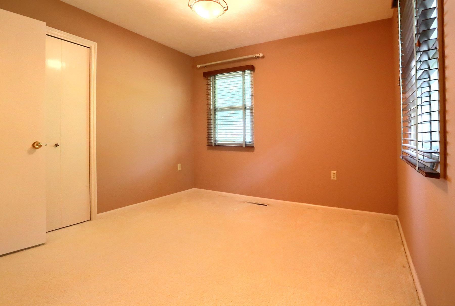 4043 North Sullivan Road Leesburg, IN 46538 - Photo 10 of 23 Gallery Image 10
