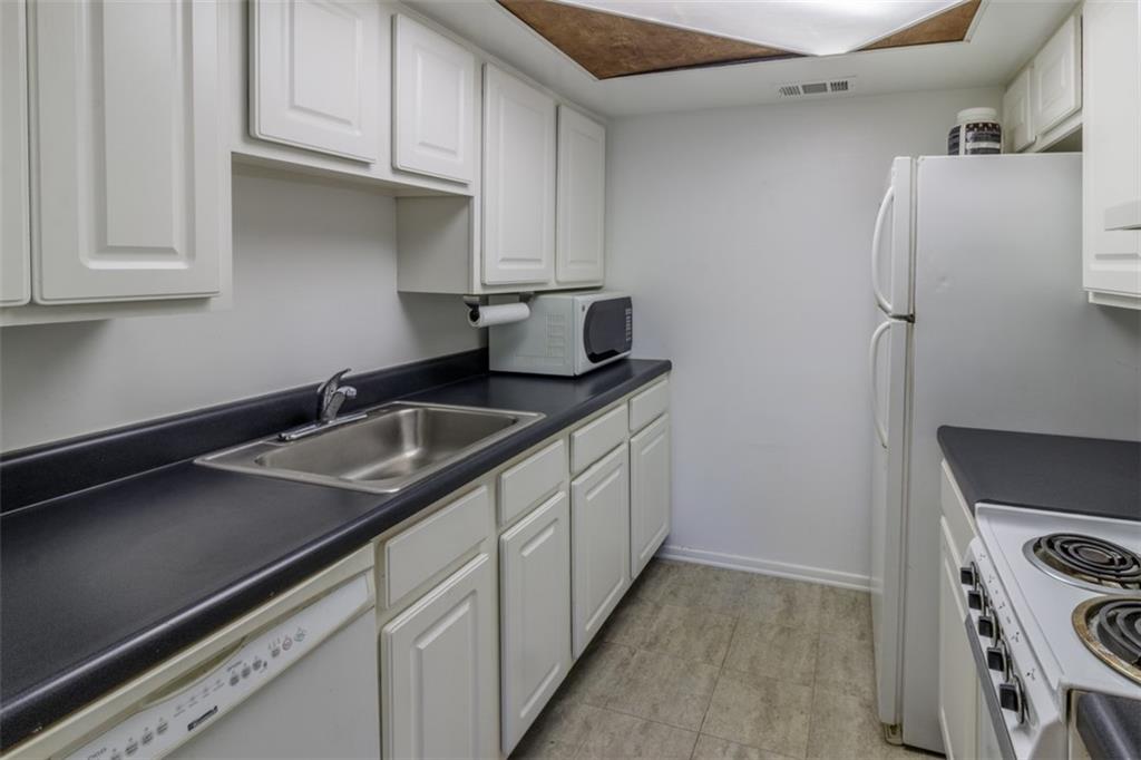 321 Ridge Point Circle, Unit B11 Bridgeville, PA 15017 - Photo 5 of 17 Gallery Image 5