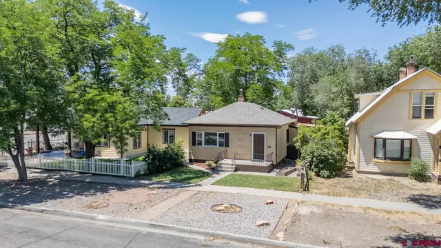 a view of a house with a yard