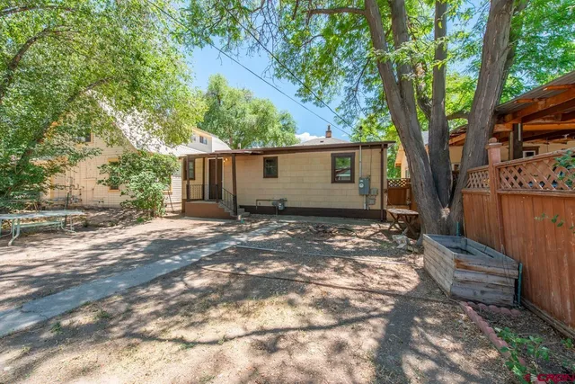 a view of a house with backyard and garden