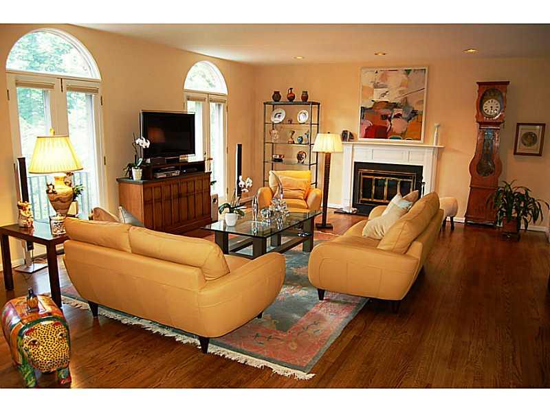 110 Schenley Road Pittsburgh, PA 15217 - Photo 5 of 25 Living Room.