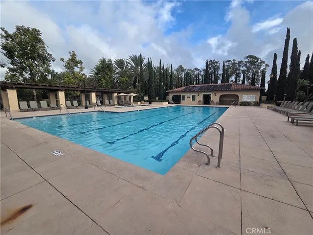 a view of a house with backyard and garden