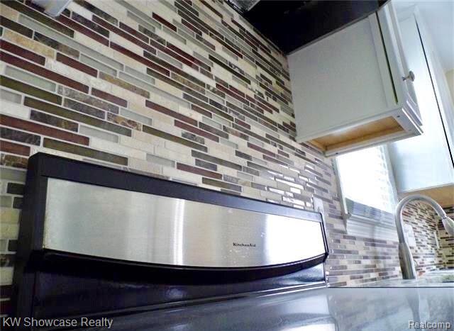 984 Cambridge Road Berkley, MI 48072 - Photo 8 of 33