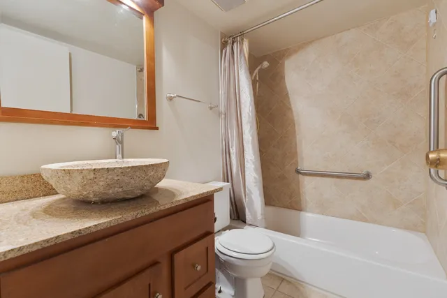 $160,000 | 242 Shorewood Drive, Unit 1B, Glendale Heights, IL 60139