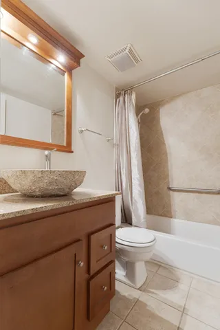 $160,000 | 242 Shorewood Drive, Unit 1B, Glendale Heights, IL 60139