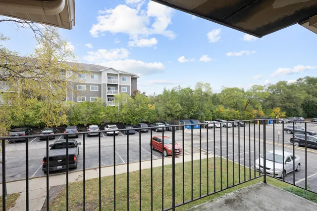 $160,000 | 242 Shorewood Drive, Unit 1B, Glendale Heights, IL 60139