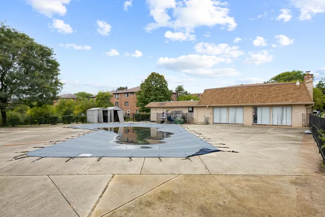 $160,000 | 242 Shorewood Drive, Unit 1B, Glendale Heights, IL 60139