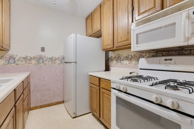 $160,000 | 242 Shorewood Drive, Unit 1B, Glendale Heights, IL 60139