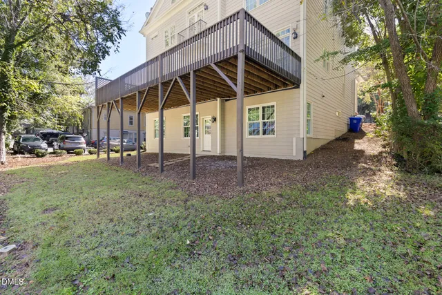 a view of a house with backyard