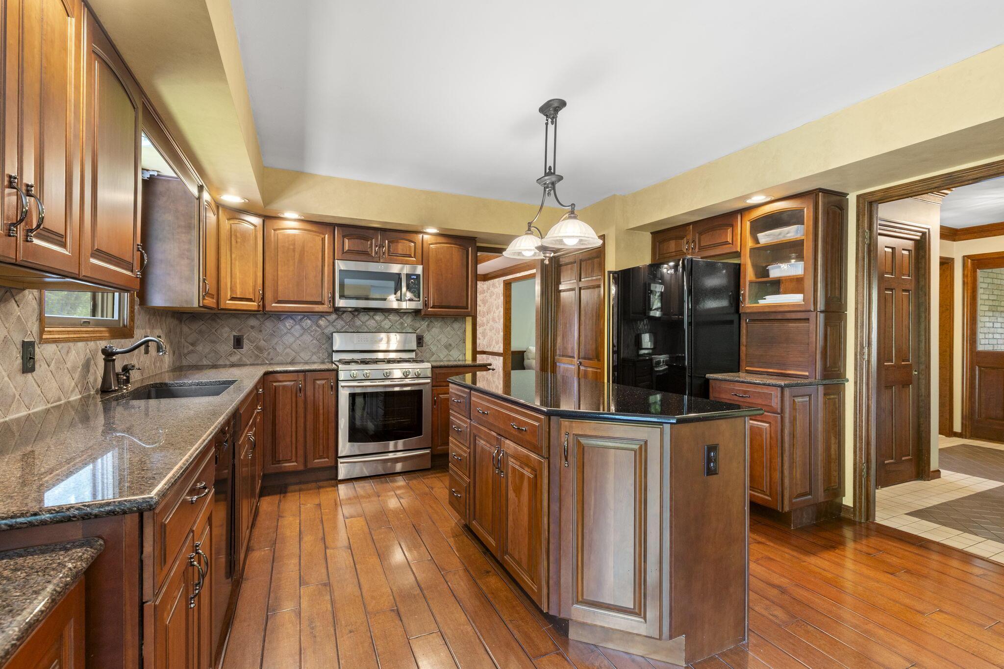 1161 Riva Ridge Boulevard Columbus, OH 43230 - Photo 15 of 60 KITCHEN W/ ISLAND