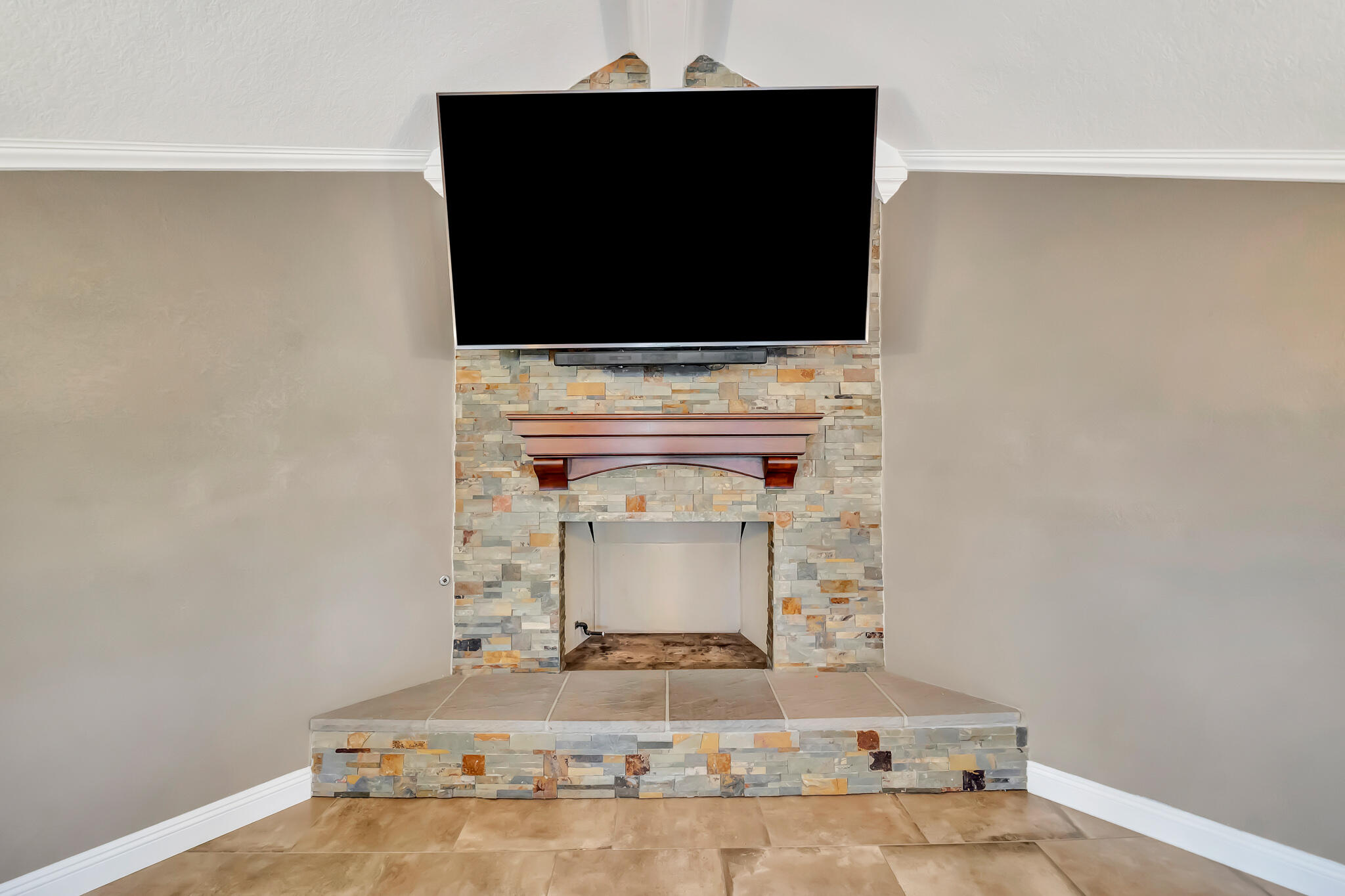 39844 Golfers Drive Palmdale, CA 93551 - Photo 20 of 87 a living room with a flat screen tv and a fireplace