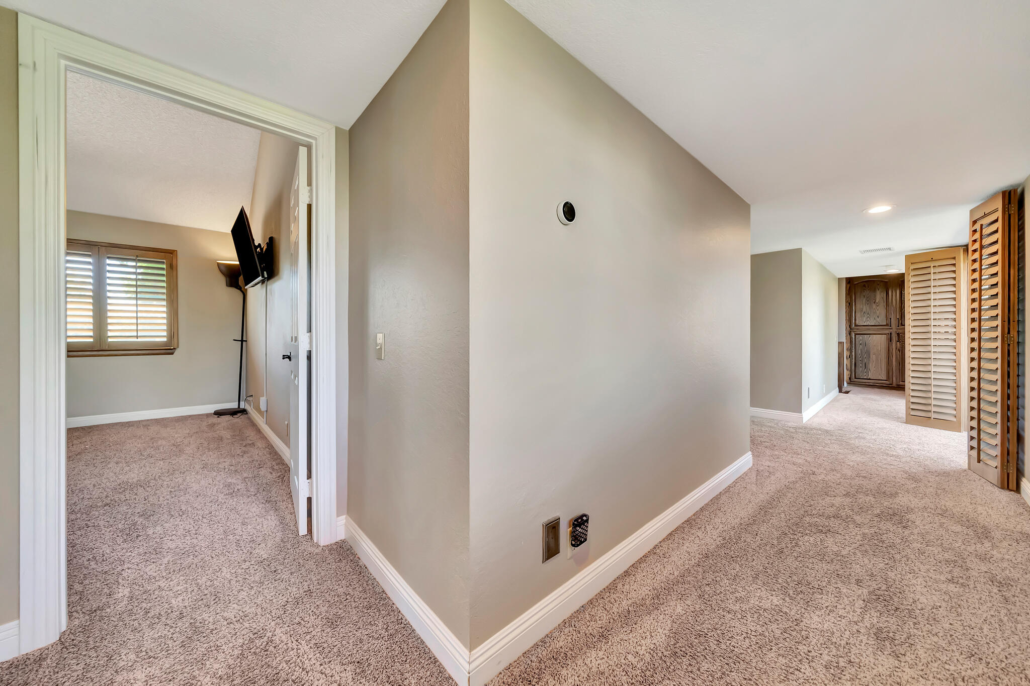39844 Golfers Drive Palmdale, CA 93551 - Photo 57 of 87 an empty room with windows and closet