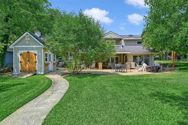 $790,000 | 203 Kiowa Drive West, Lake Kiowa, TX 76240