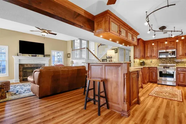 $790,000 | 203 Kiowa Drive West, Lake Kiowa, TX 76240