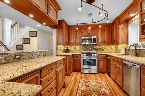 $790,000 | 203 Kiowa Drive West, Lake Kiowa, TX 76240