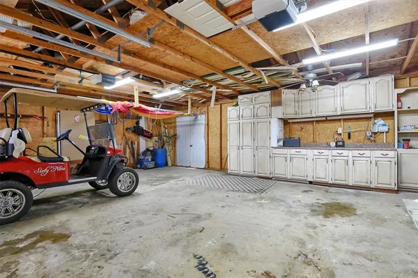 $790,000 | 203 Kiowa Drive West, Lake Kiowa, TX 76240