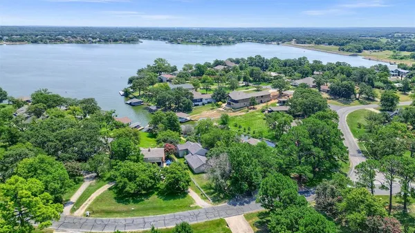 $790,000 | 203 Kiowa Drive West, Lake Kiowa, TX 76240