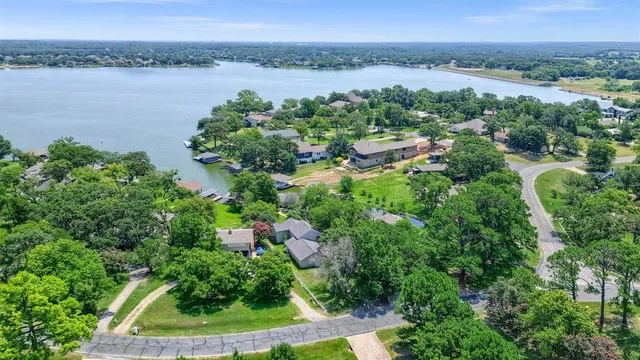 $830,000 | 203 Kiowa Drive West, Lake Kiowa, TX 76240