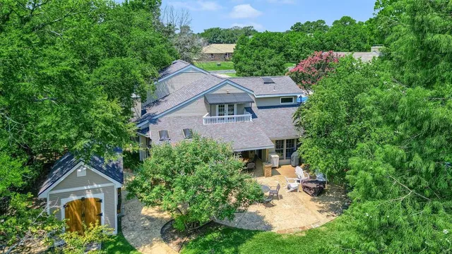 $830,000 | 203 Kiowa Drive West, Lake Kiowa, TX 76240