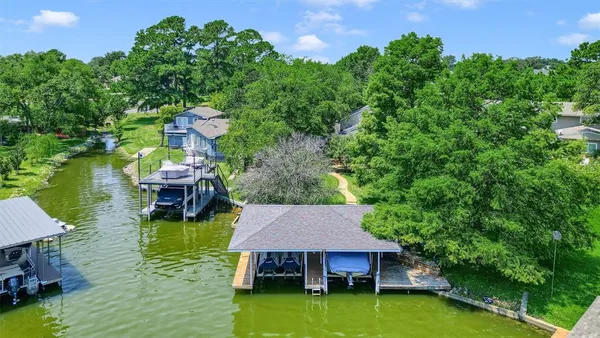 $790,000 | 203 Kiowa Drive West, Lake Kiowa, TX 76240