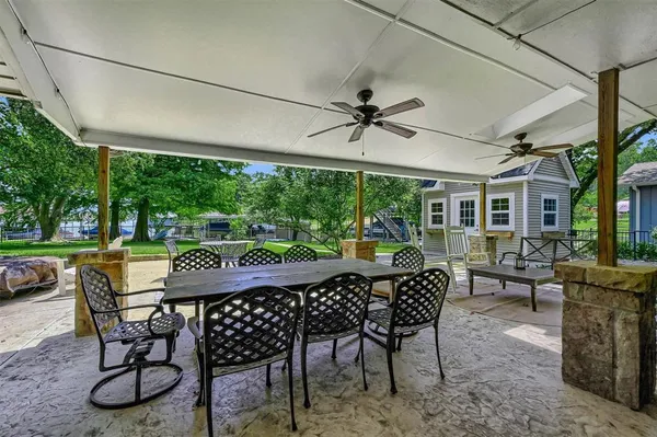 $790,000 | 203 Kiowa Drive West, Lake Kiowa, TX 76240