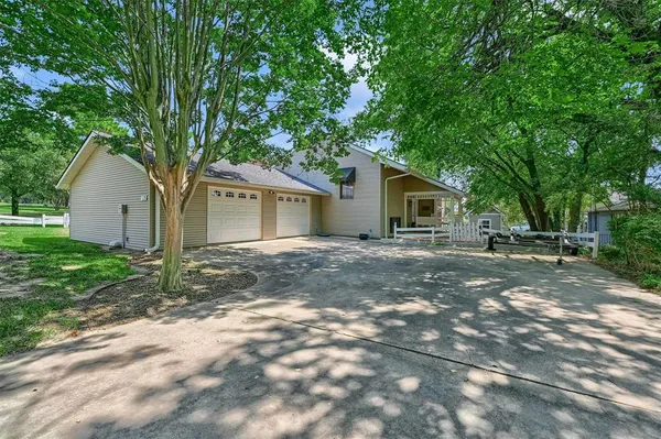 $790,000 | 203 Kiowa Drive West, Lake Kiowa, TX 76240