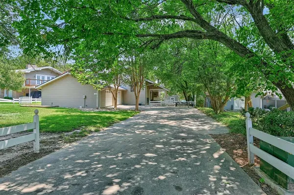 $790,000 | 203 Kiowa Drive West, Lake Kiowa, TX 76240