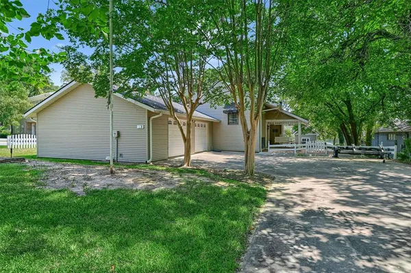 $790,000 | 203 Kiowa Drive West, Lake Kiowa, TX 76240