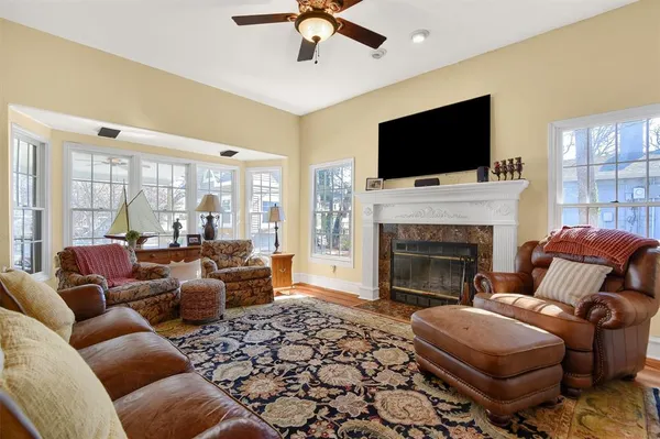 $790,000 | 203 Kiowa Drive West, Lake Kiowa, TX 76240