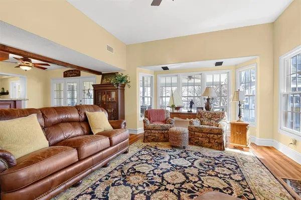 $790,000 | 203 Kiowa Drive West, Lake Kiowa, TX 76240