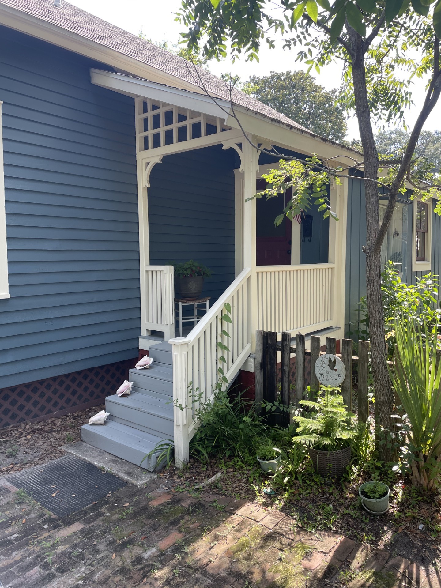 514 South 6th Street Fernandina Beach, FL 32034 - Photo 5 of 15 a view of a house with a yard
