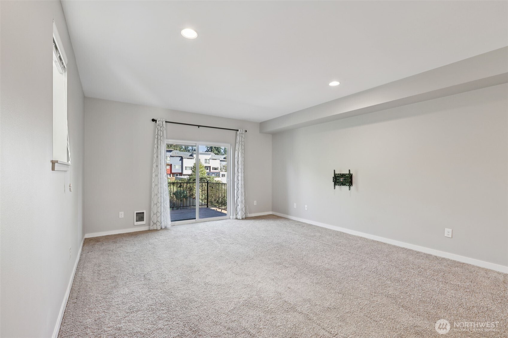 19403 7th Avenue West, Unit C1 Lynnwood, WA 98036 - Photo 10 of 40 an empty room with windows